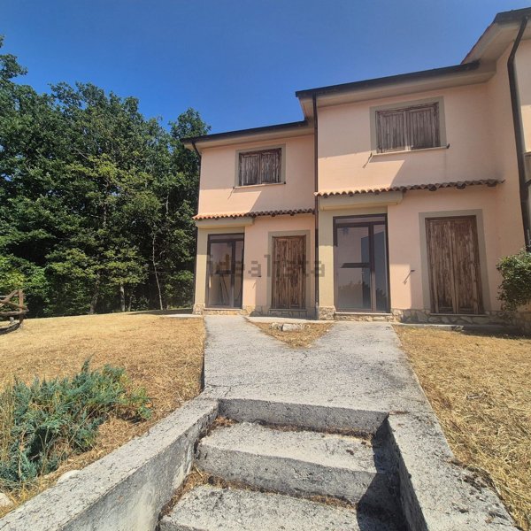 casa indipendente in vendita a Rocca di Cambio