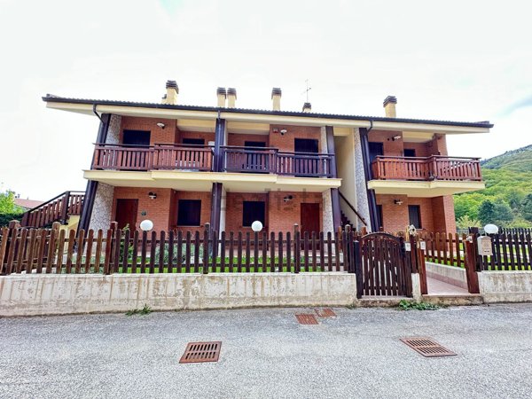 appartamento in vendita a Rocca di Mezzo in zona Rovere