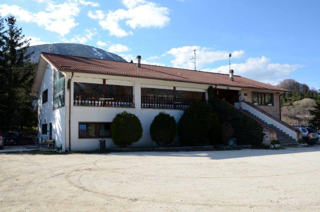 negozio in vendita a Rocca di Mezzo in zona Rovere