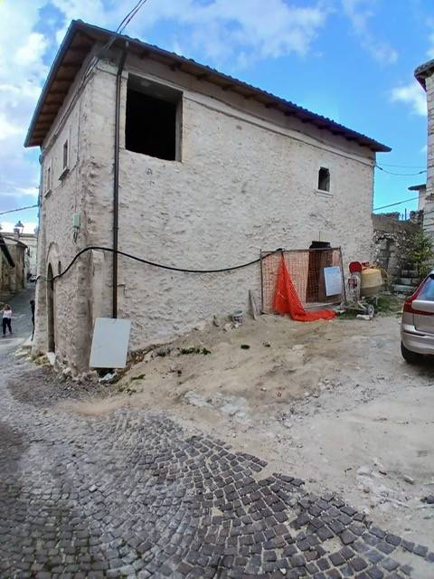 casa indipendente in vendita a Rocca di Mezzo