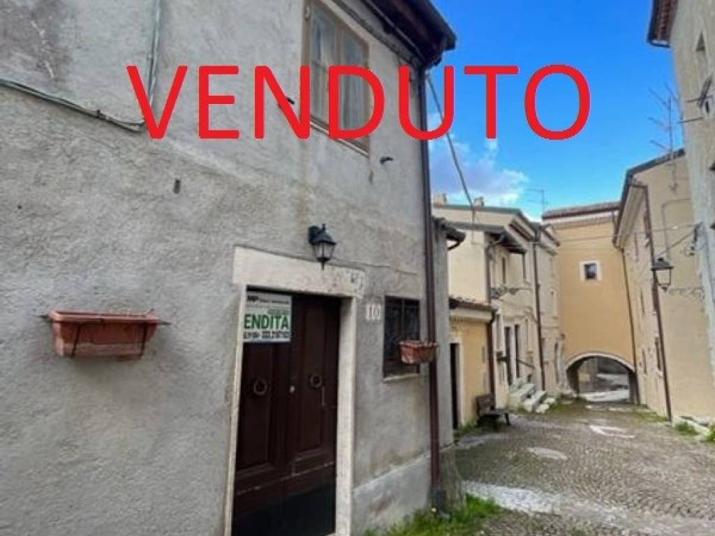 casa indipendente in vendita a Rocca di Mezzo in zona Rovere
