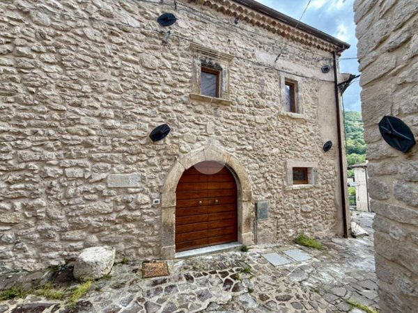 casa indipendente in vendita a Rocca di Mezzo