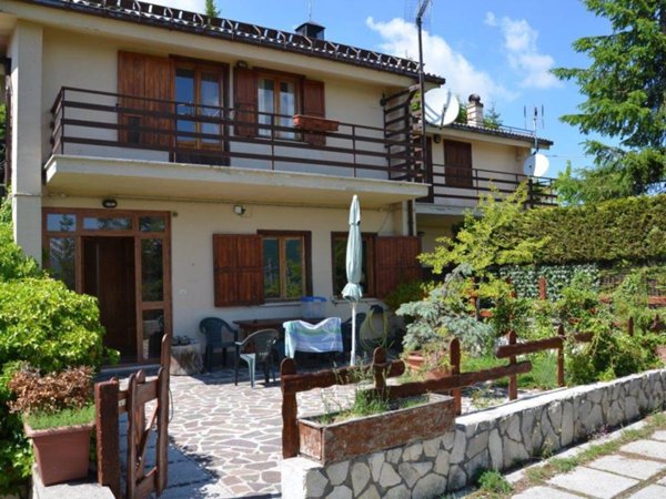 casa indipendente in vendita a Rocca di Mezzo in zona Rovere