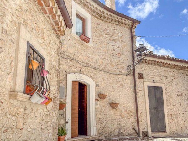 casa indipendente in vendita a Rocca di Mezzo in zona Rovere
