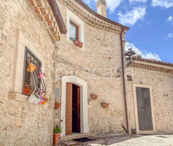 casa indipendente in vendita a Rocca di Mezzo in zona Rovere
