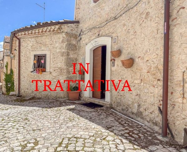 casa indipendente in vendita a Rocca di Mezzo in zona Rovere