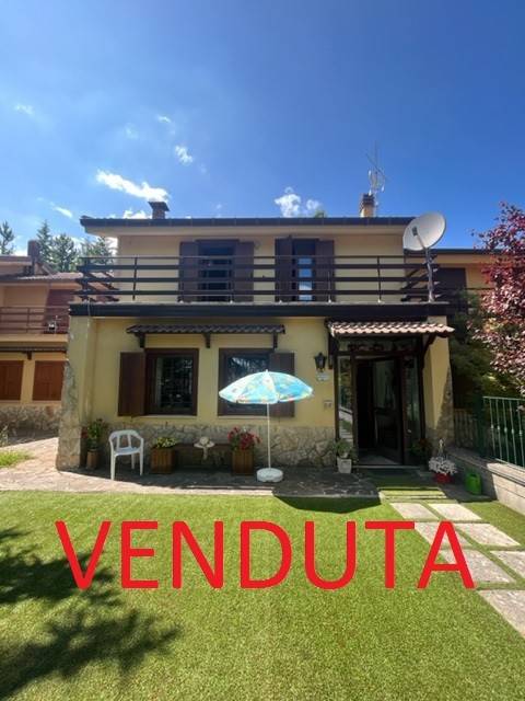 casa indipendente in vendita a Rocca di Mezzo in zona Rovere