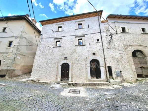 casa indipendente in vendita a Rocca di Mezzo
