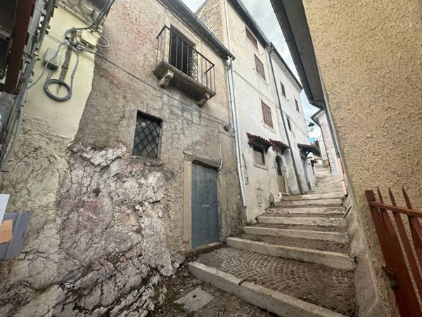 locale commerciale in vendita a Rocca di Mezzo in zona Rovere