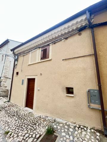 casa indipendente in vendita a Rocca di Mezzo in zona Rovere