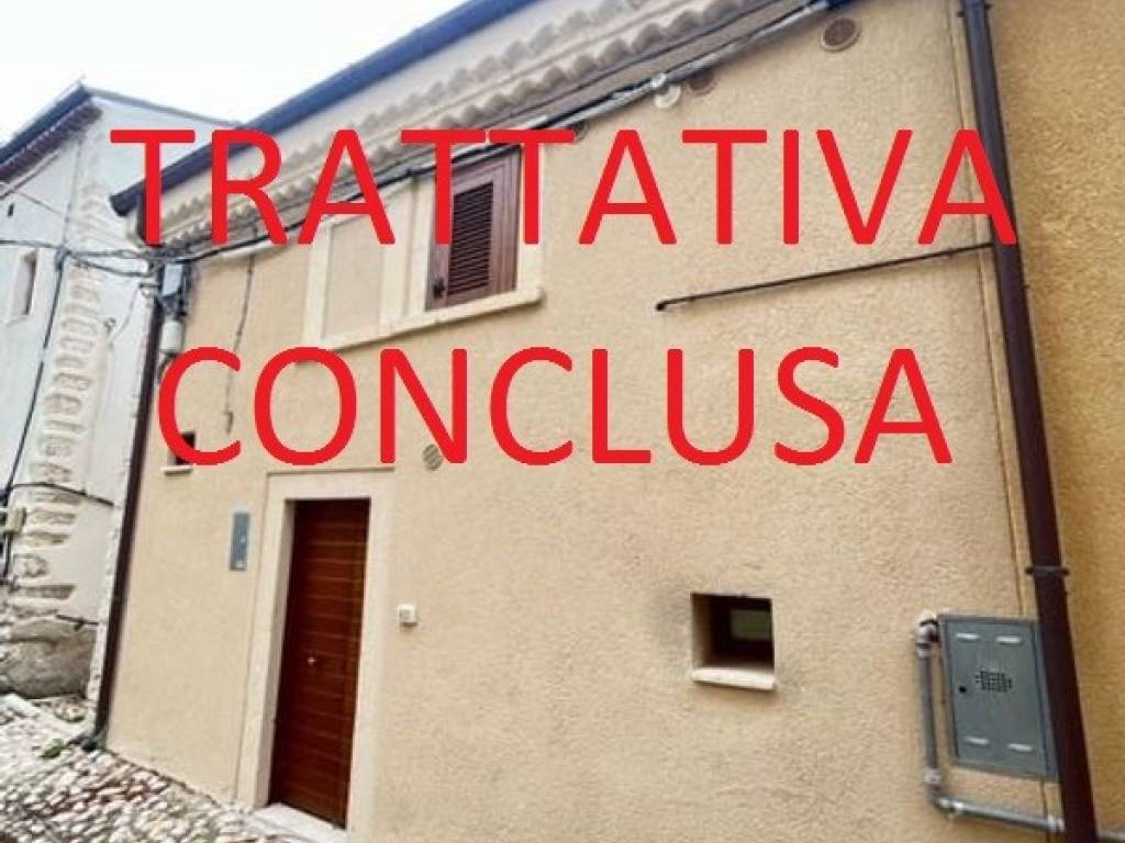 casa indipendente in vendita a Rocca di Mezzo in zona Rovere