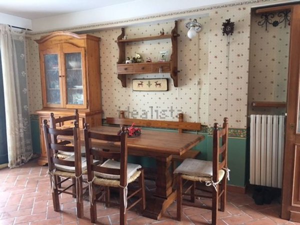 esavano in vendita a Rocca di Mezzo in zona Rovere