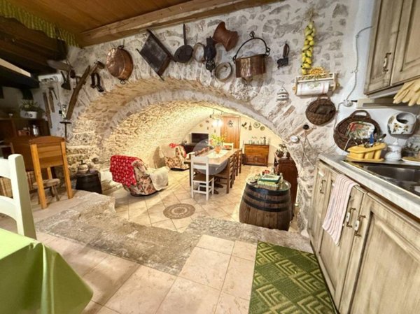 casa indipendente in vendita a Rocca di Mezzo in zona Rovere
