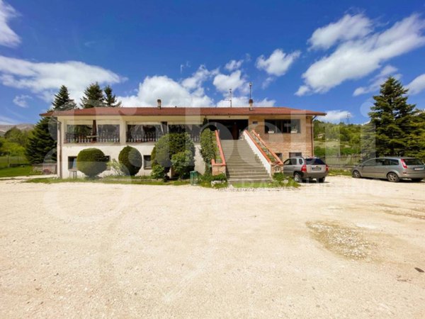 negozio in vendita a Rocca di Mezzo in zona Rovere