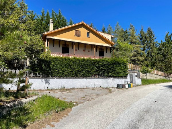 casa indipendente in vendita a Rocca di Mezzo in zona Rovere