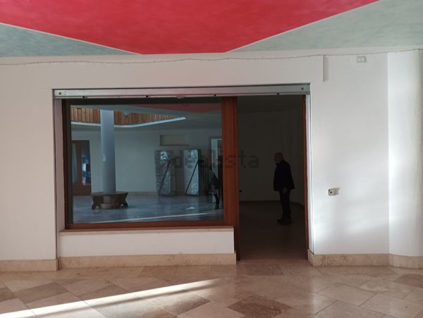 locale commerciale in vendita a Rocca di Mezzo