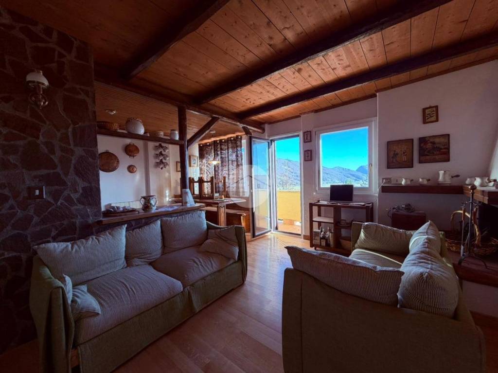 appartamento in vendita a Rocca di Mezzo in zona Rovere