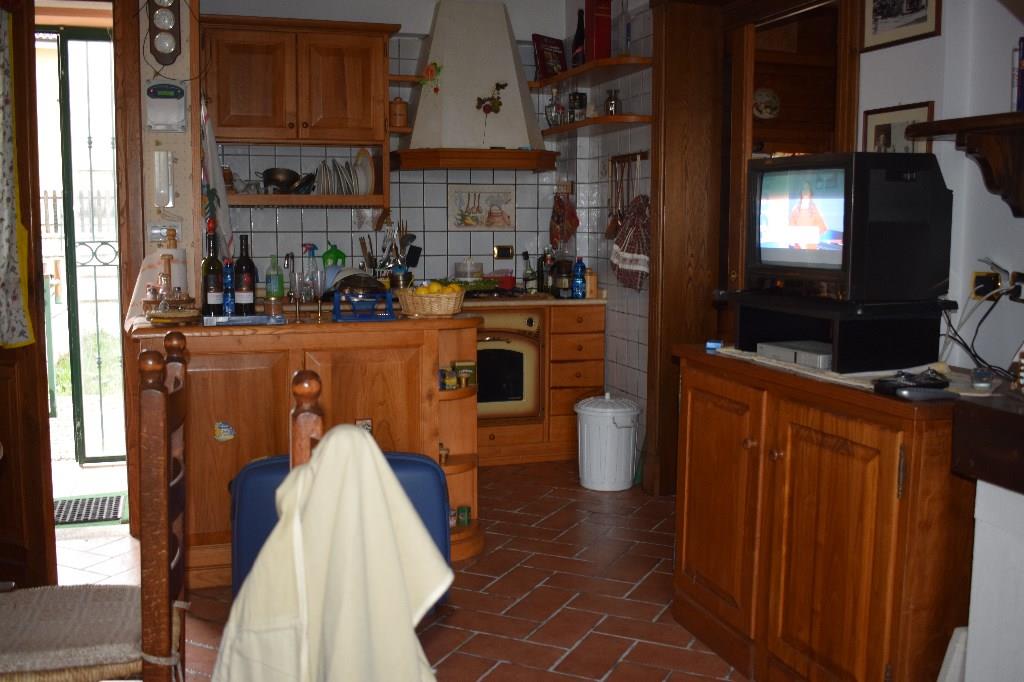 casa indipendente in vendita a Rocca di Mezzo in zona Rovere