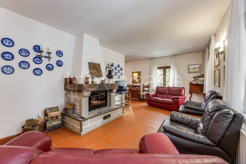 casa indipendente in vendita a Rocca di Mezzo in zona Rovere