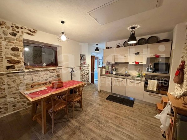 casa indipendente in vendita a Rocca di Mezzo in zona Rovere