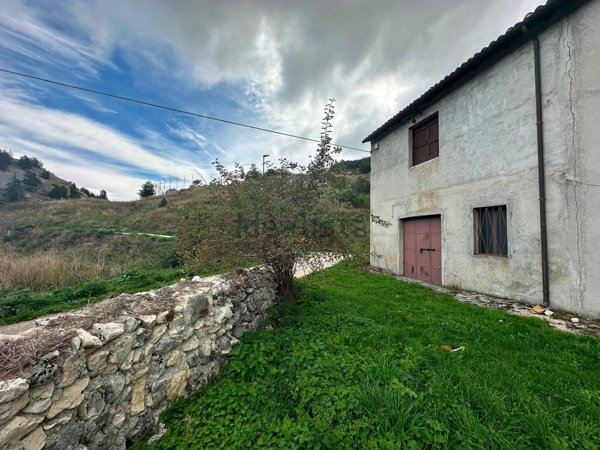 locale di sgombero in vendita a Rocca di Mezzo in zona Rovere