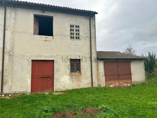 locale di sgombero in vendita a Rocca di Mezzo in zona Rovere