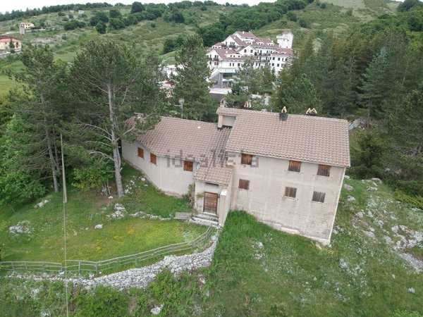 casa indipendente in vendita a Rocca di Mezzo