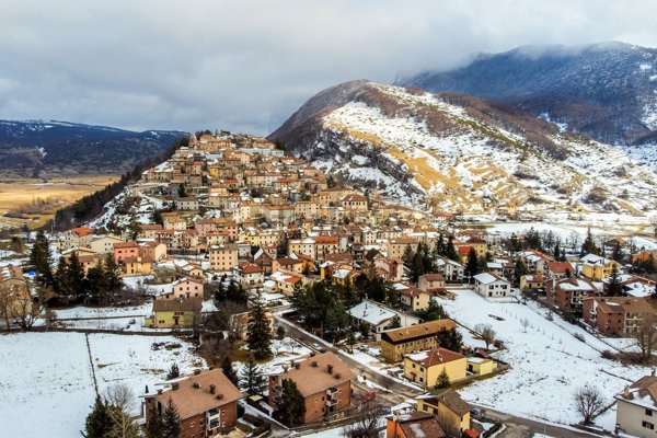 casa indipendente in vendita a Rocca di Mezzo in zona Rovere