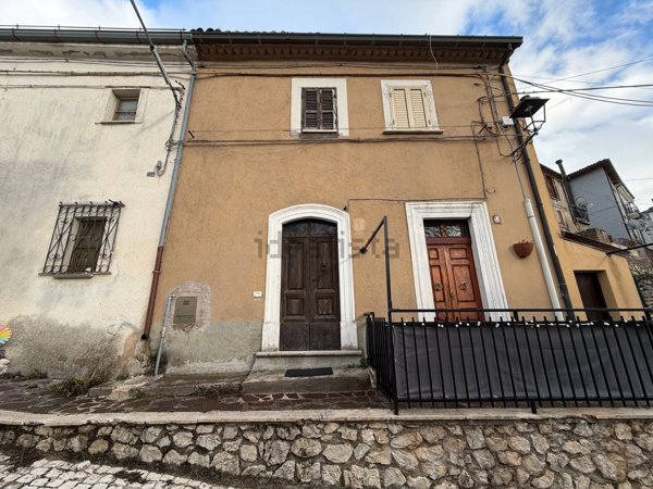 casa indipendente in vendita a Rocca di Mezzo in zona Rovere