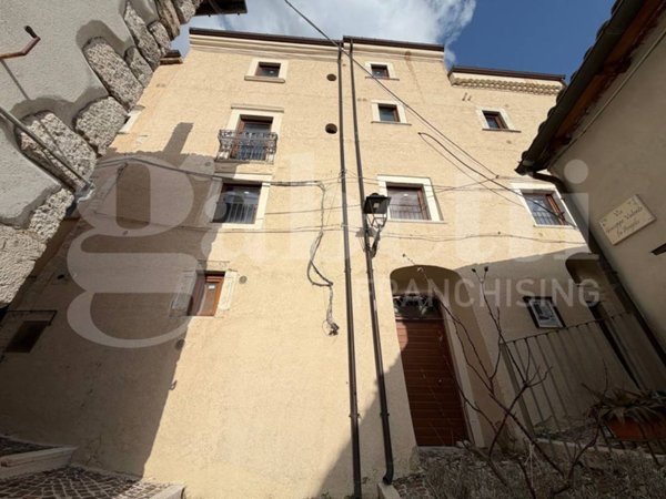 locale commerciale in vendita a Rocca di Mezzo in zona Rovere