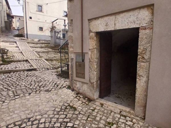 locale commerciale in vendita a Rocca di Mezzo