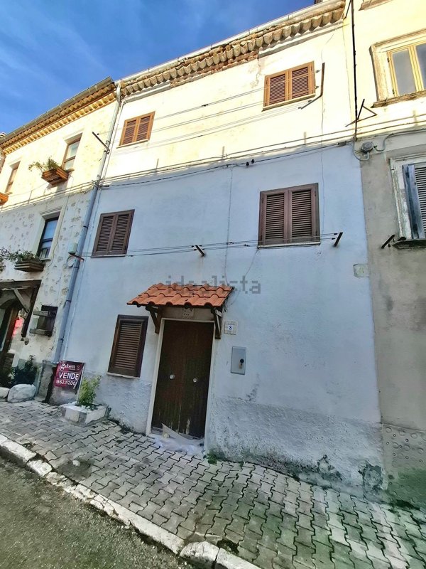 casa indipendente in vendita a Rocca di Mezzo in zona Rovere
