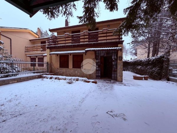 casa indipendente in vendita a Rocca di Mezzo in zona Rovere