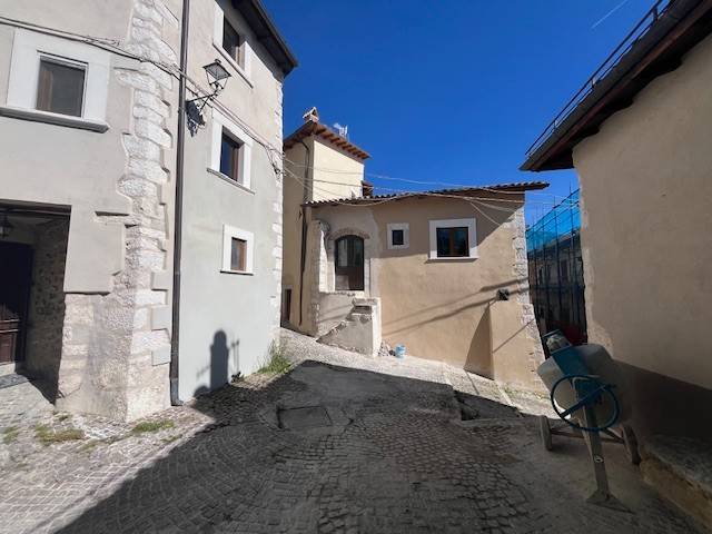 casa indipendente in vendita a Rocca di Mezzo