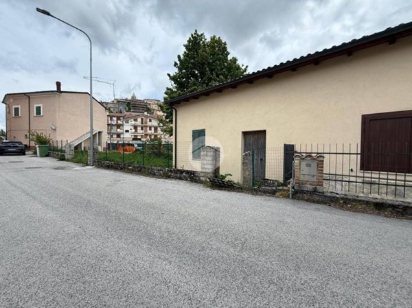 casa indipendente in vendita a Rocca di Mezzo in zona Rovere