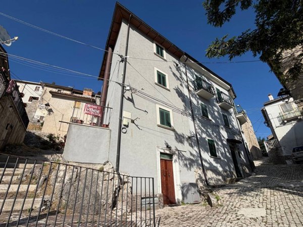 casa indipendente in vendita a Rocca di Mezzo in zona Rovere