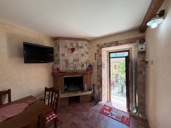 casa indipendente in vendita a Rocca di Mezzo in zona Rovere