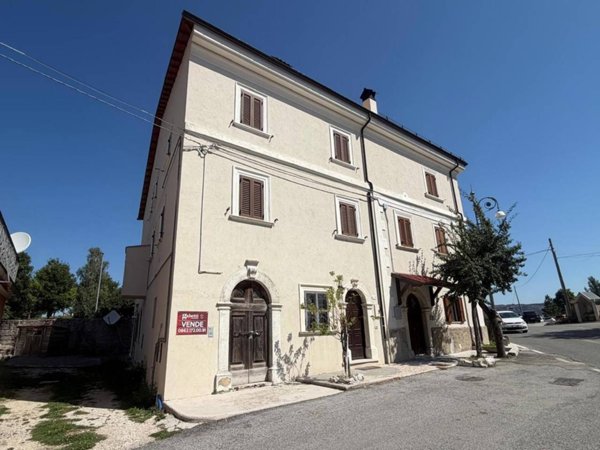 casa indipendente in vendita a Rocca di Mezzo in zona Rovere