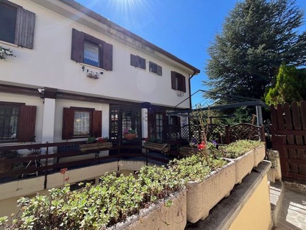casa indipendente in vendita a Rocca di Mezzo