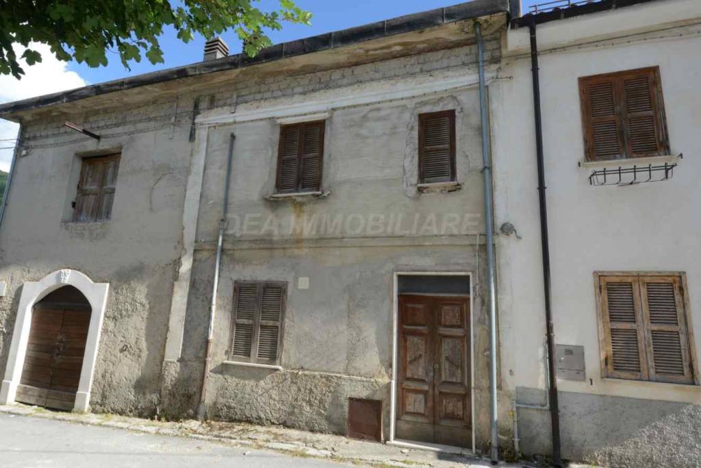 casa indipendente in vendita a Rocca di Mezzo in zona Rovere