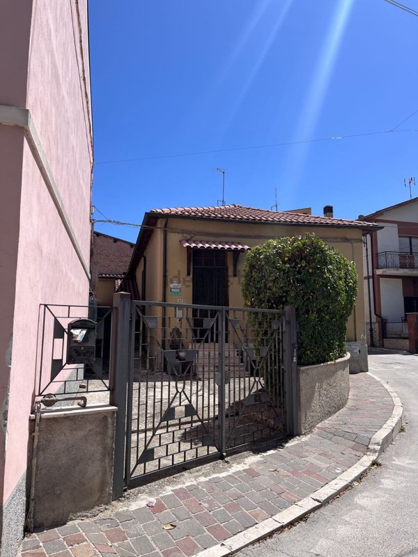 casa indipendente in vendita a San Benedetto dei Marsi