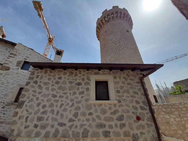 casa semindipendente in vendita a Santo Stefano di Sessanio