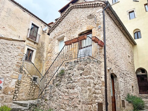 casa indipendente in vendita a Santo Stefano di Sessanio