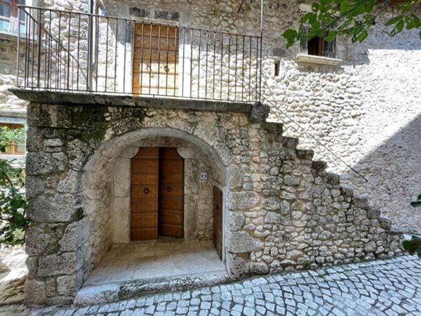casa indipendente in vendita a Santo Stefano di Sessanio