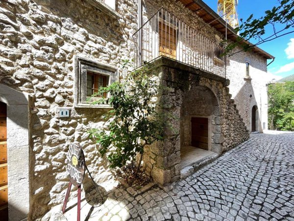 intera palazzina in vendita a Santo Stefano di Sessanio