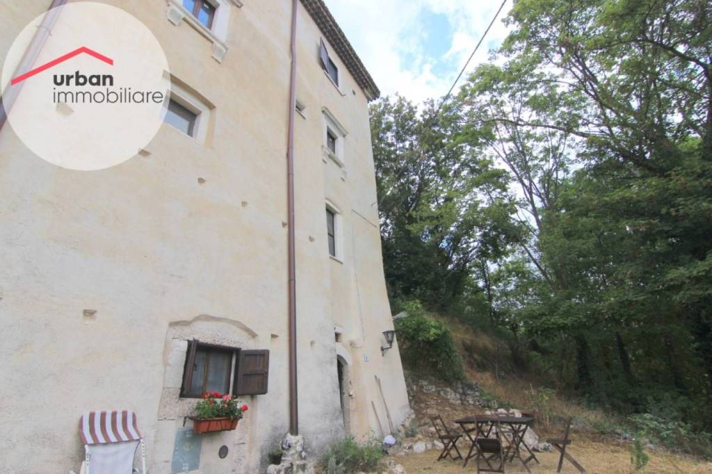 casa indipendente in vendita a Santo Stefano di Sessanio
