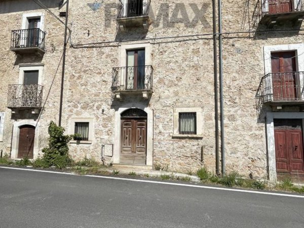 casa indipendente in vendita a Santo Stefano di Sessanio