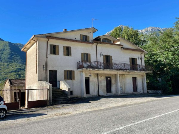 casa indipendente in vendita a San Vincenzo Valle Roveto