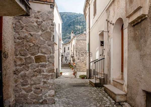 appartamento in vendita a San Vincenzo Valle Roveto in zona Roccavivi