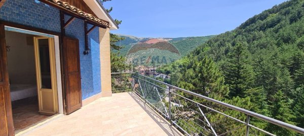 casa indipendente in vendita a Scanno